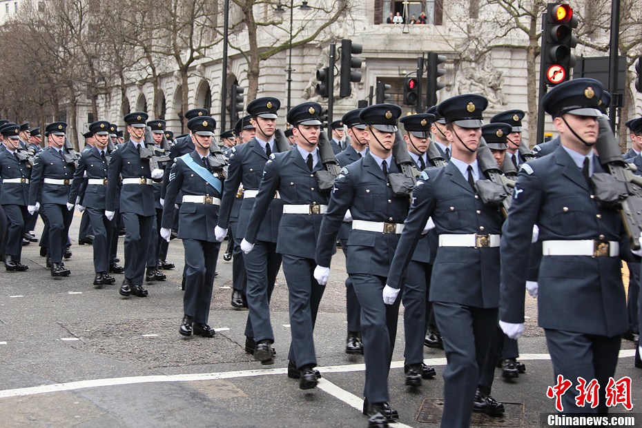 英国皇家空军护送撒切尔夫人灵柩