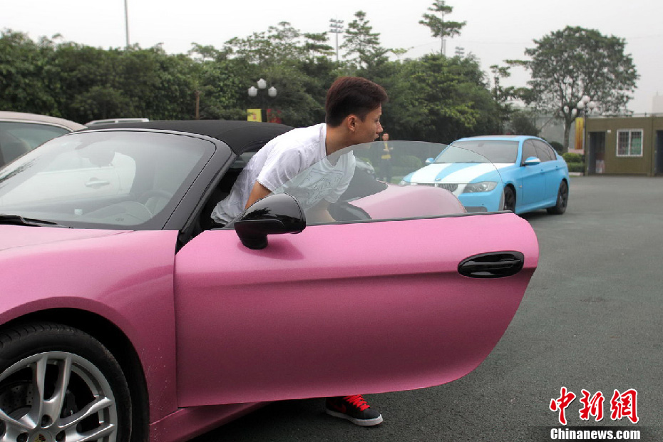郜林开粉色豪车参加训练 变身"高富帅"