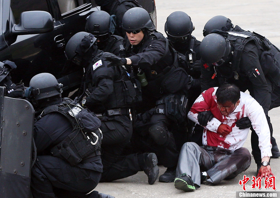 韩国特警进行反恐演习参与者见血过程逼真