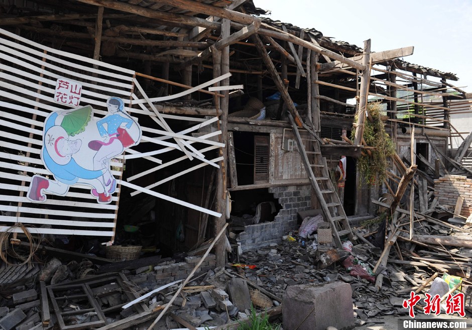 4月20日,四川芦山发生7级地震,芦山县太平镇发现一名遇难者.