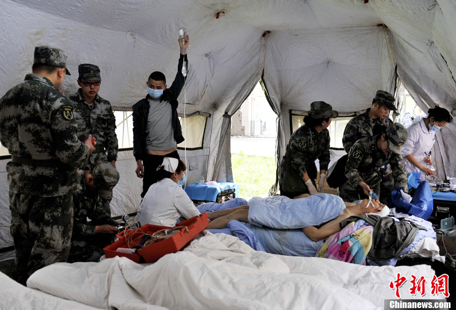 直击四川雅安芦山地震救援医护人员救治伤者