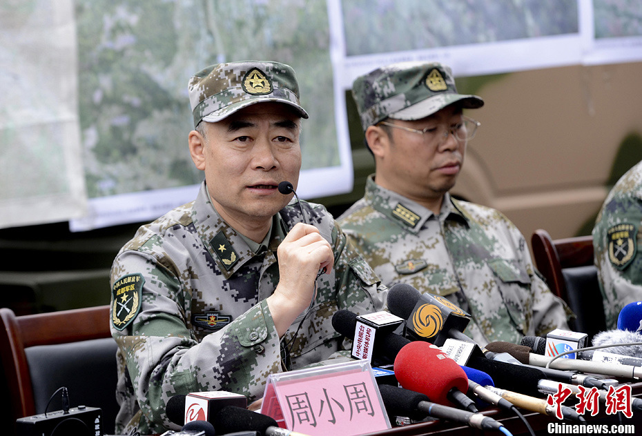 成都军区参谋长周小周介绍部队救灾情况