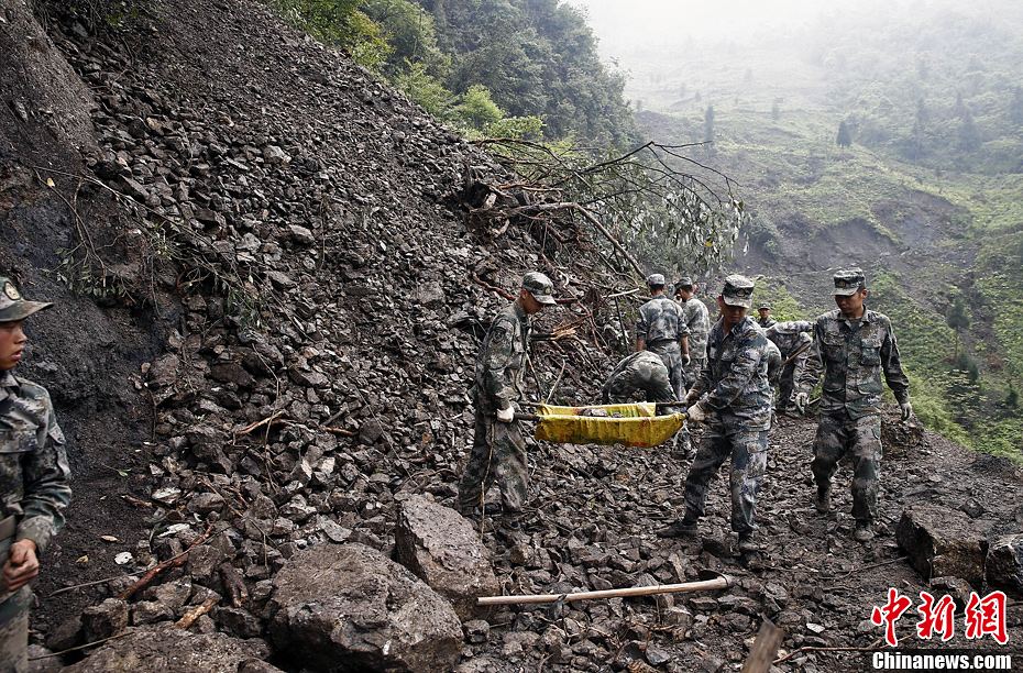芦山地震:战士塌方处坚持营救被压55小时民众