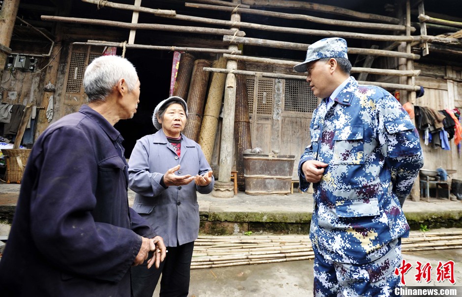 4月24日,成都军区空军抗震救灾前进指挥所指挥长蔡伟素少将带队走进