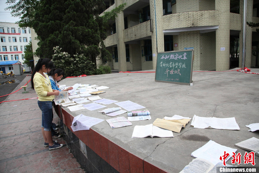 随着太阳高升,芦山县国张中学不少同学将浸湿了的课本试卷拿到屋外铺