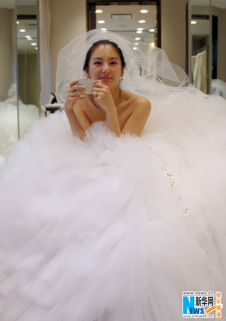 揭秘张雨绮绝美婚纱 国际设计师量身定嫁衣