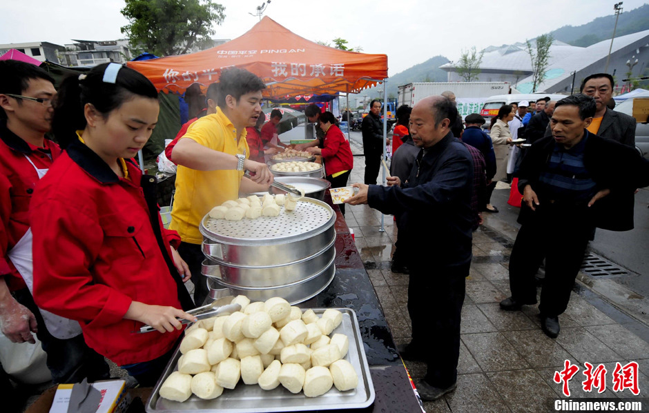 芦山震灾区早餐供应免费馒头