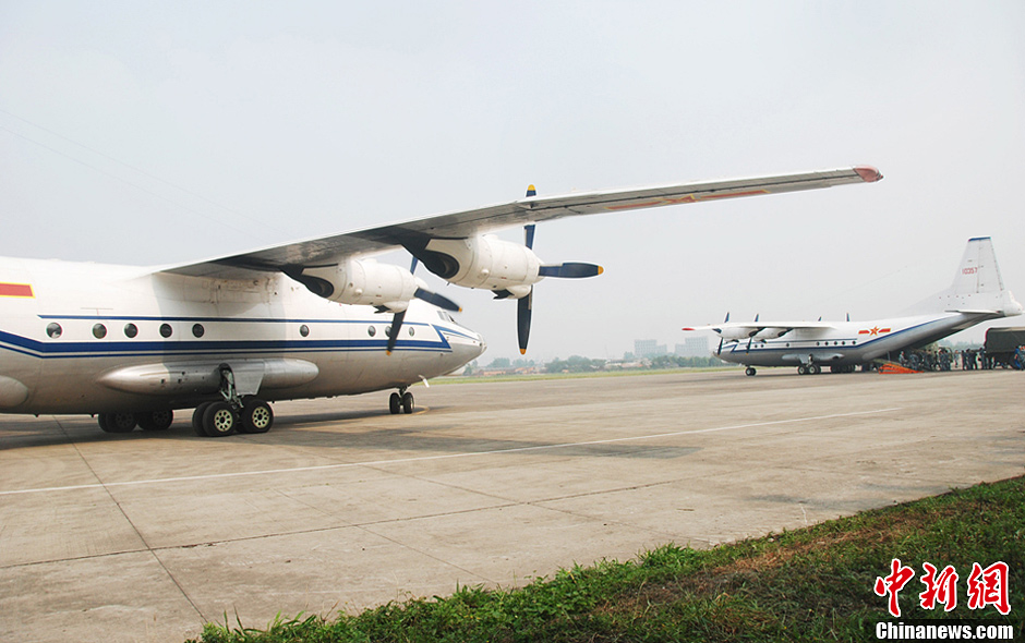 成都空军运输机千里转运灾区急需物资