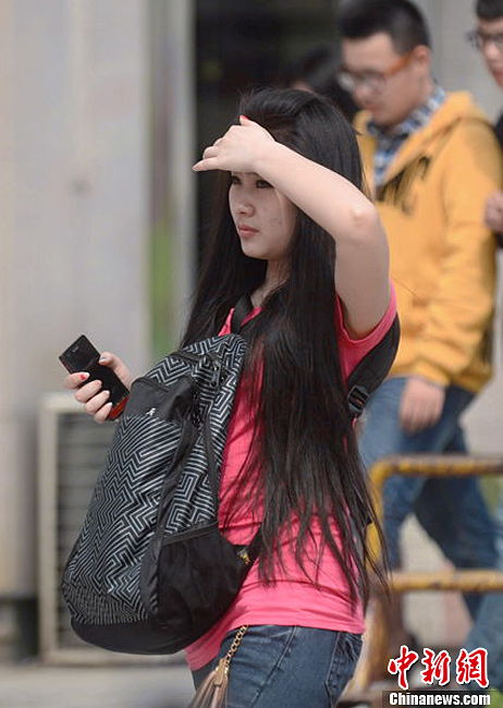 江苏扬州热浪袭人 街头美女秀"清凉"夏装