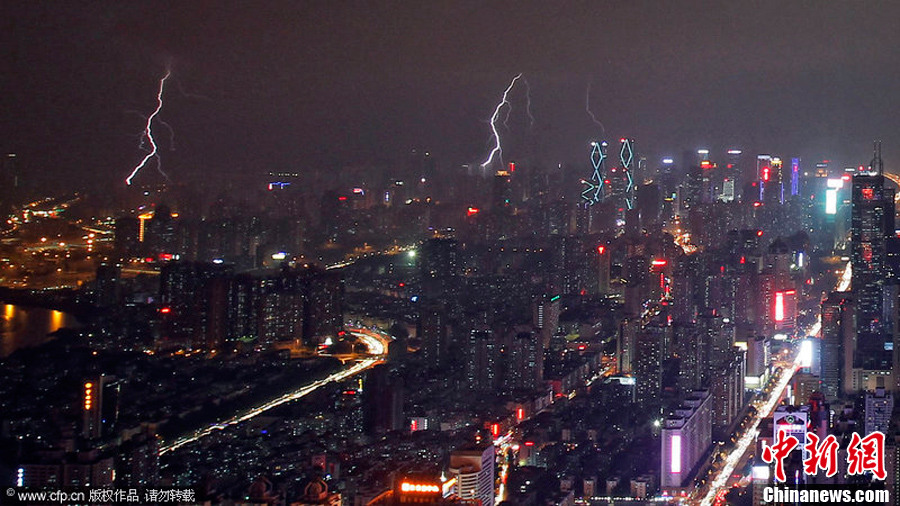 雷雨袭击深圳数道闪电齐现夜空