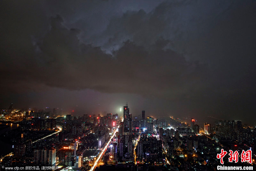 雷雨袭击深圳