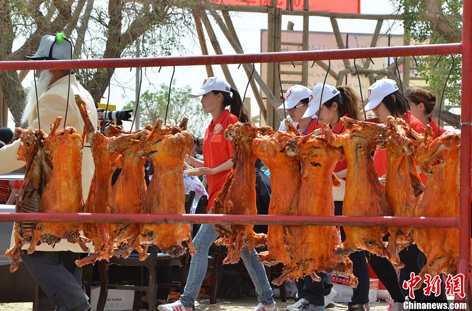 新疆尉犁首届罗布人烧烤节:116只烤全羊飨食客