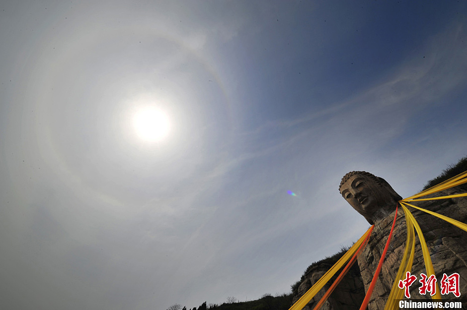 山西蒙山大佛上空现日晕景观