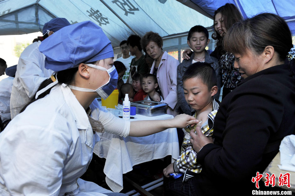 四川芦山震区为适龄儿童开展疫苗群体性预防接种