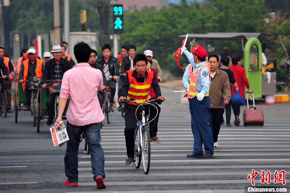北京行人"闯红灯"开罚首日