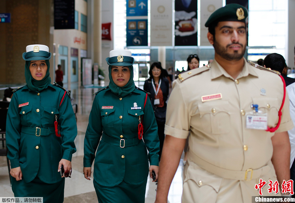 英姿飒爽迪拜女警亮相阿拉伯旅游展