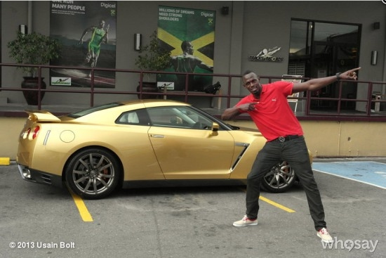博尔特获赠黄金跑车再现经典闪电造型