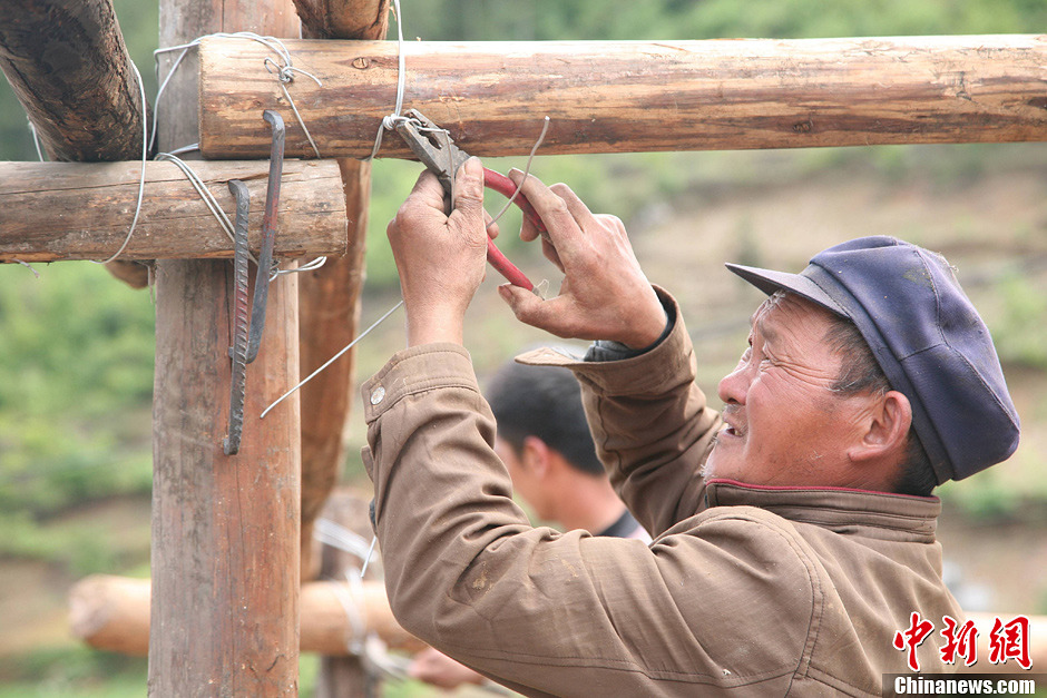 四川雅安石棉民众搭木棚房应对雨季