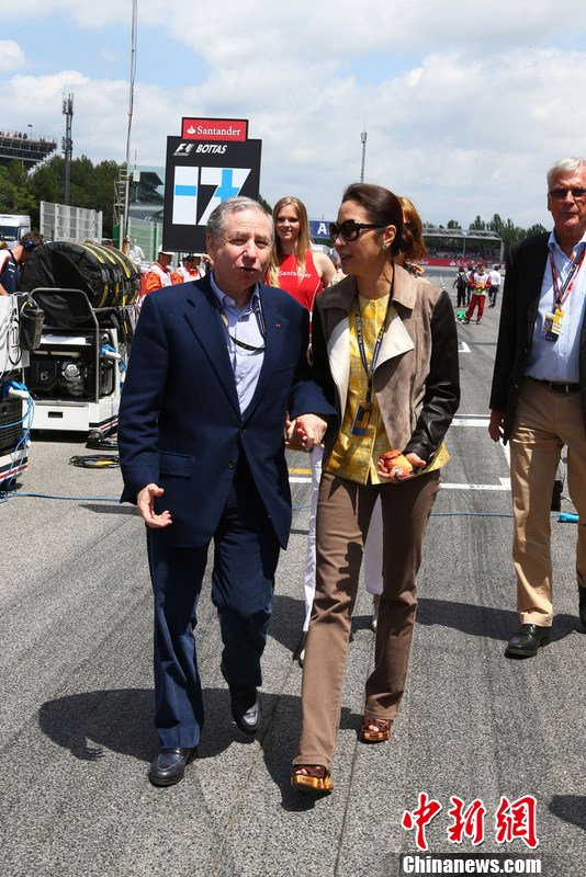 杨紫琼现身f1赛场与让托德牵手亲密亮相