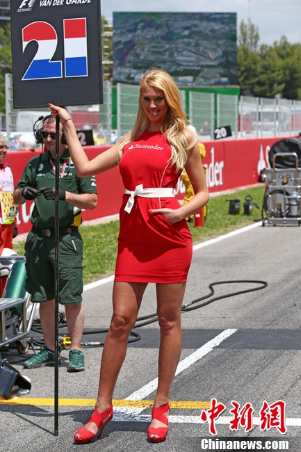 f1西班牙大奖赛举行 赛车女郎靓丽可人