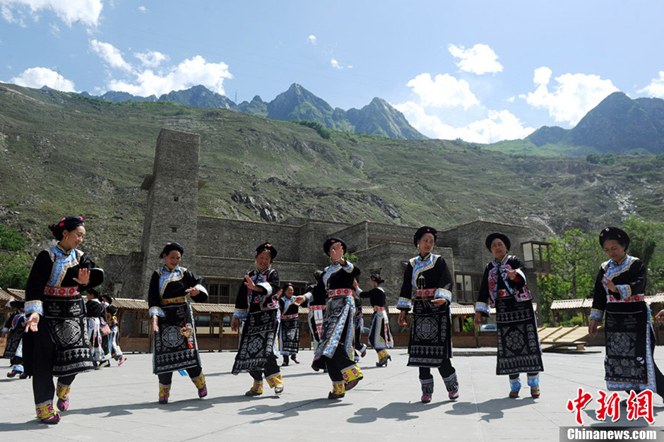 四川理县新羌寨里的莎朗舞
