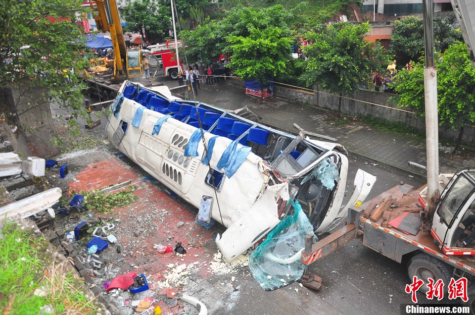 重庆一载31人客车坠桥 已致1死4伤 (1/7)