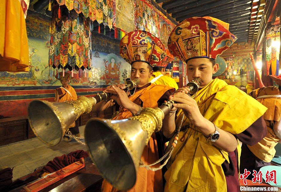 藏传佛教噶玛噶举派主寺楚布寺举行展佛仪式