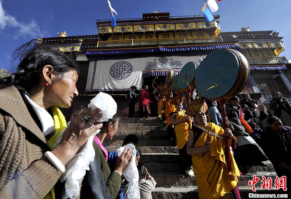 藏传佛教噶玛噶举派主寺楚布寺举行展佛仪式