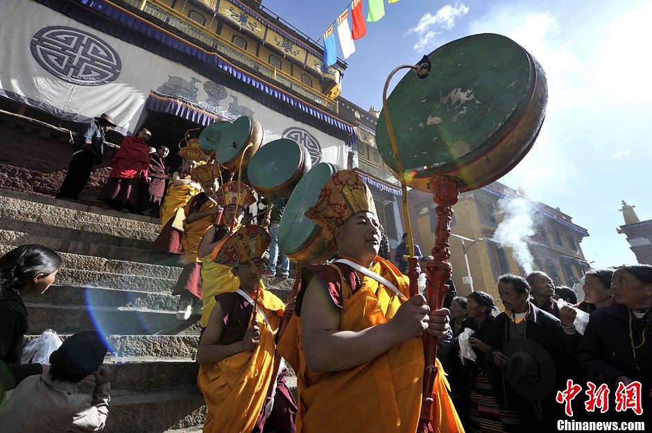 藏传佛教噶玛噶举派主寺楚布寺举行展佛仪式
