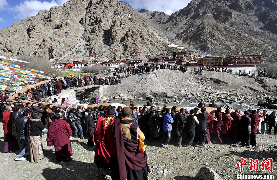 藏传佛教噶玛噶举派主寺楚布寺举行展佛仪式