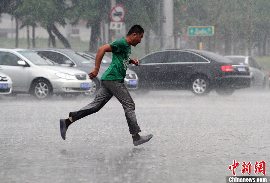 北京东南部突降阵雨行人猝不及防