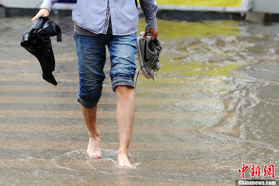 西安大雨 不少出行市民赤脚出行
