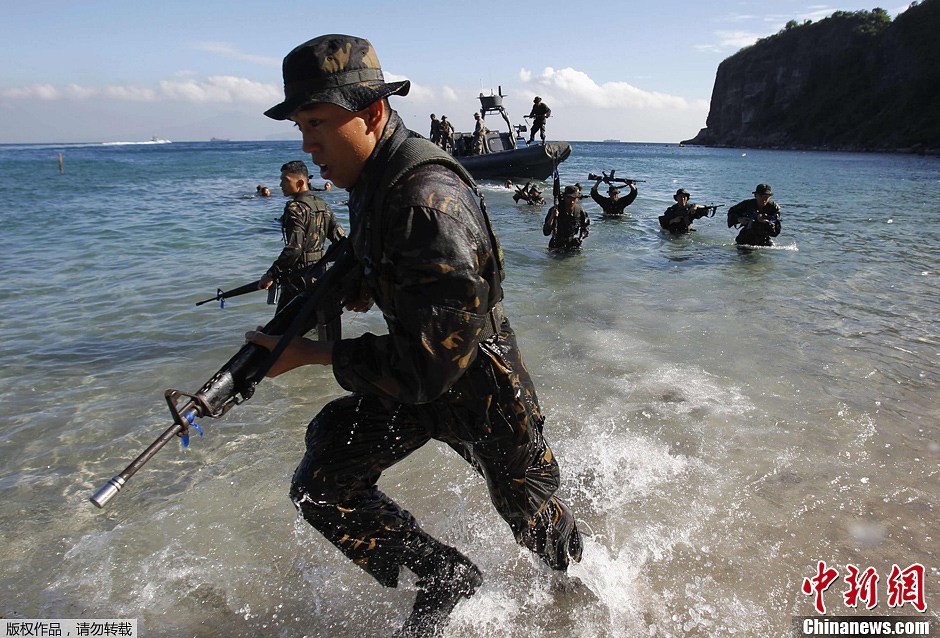 菲律宾军校学员进行抢滩登陆训练