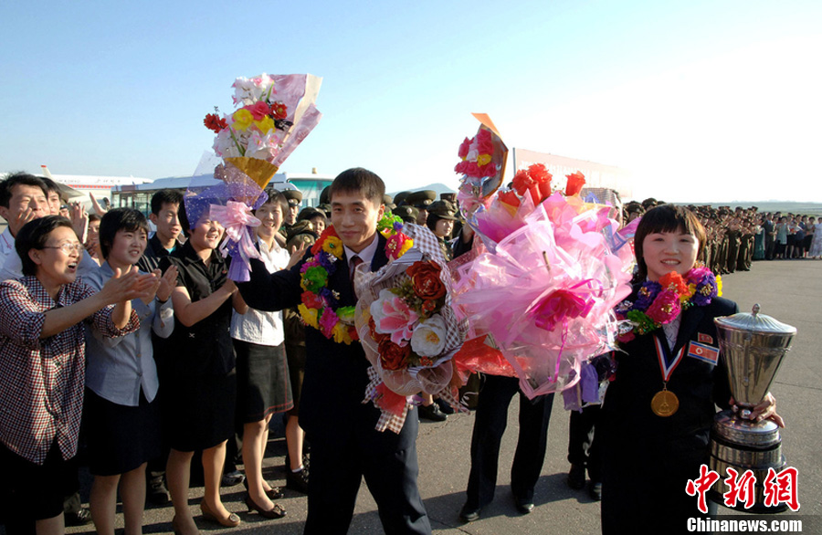 朝鲜乒乓球选手世乒赛凯旋平壤街头民众夹道欢迎