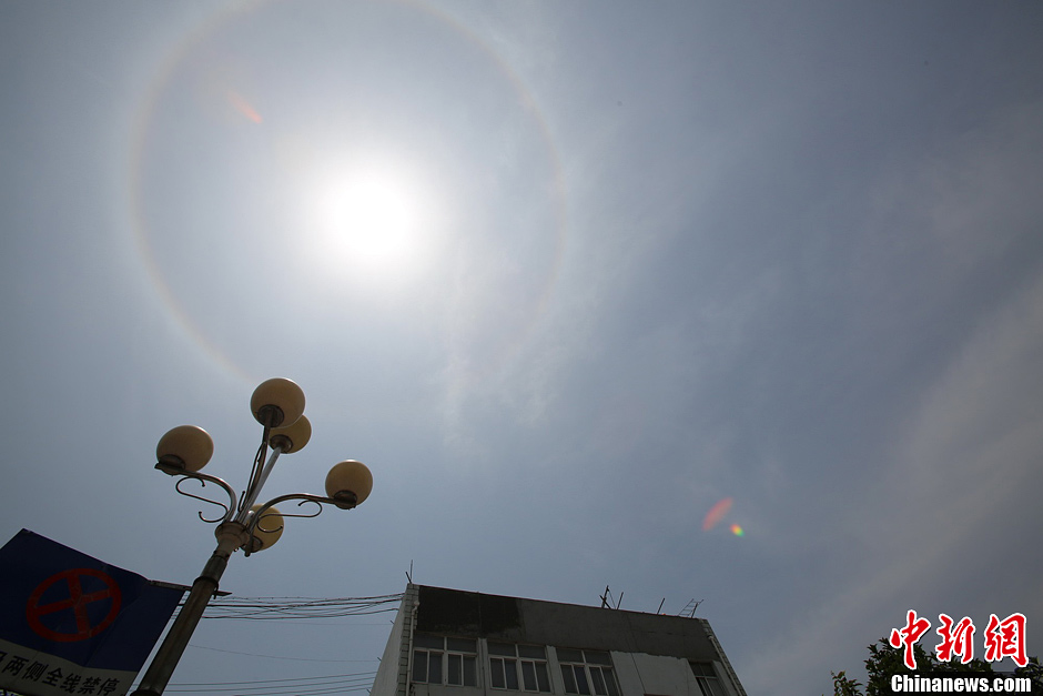 安徽宿州现"日晕" 彩虹圈围绕太阳