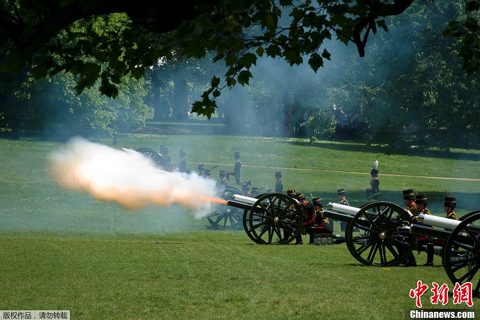 庆祝英女王加冕60周年 皇家礼炮队鸣炮41响