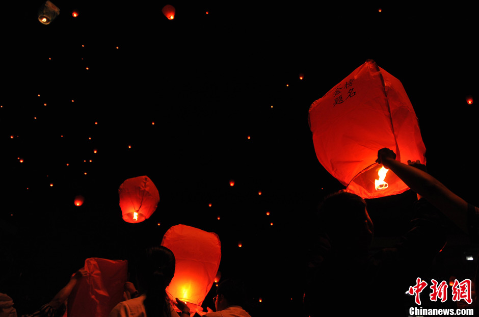 安徽"高考镇"考生放飞孔明灯祈福