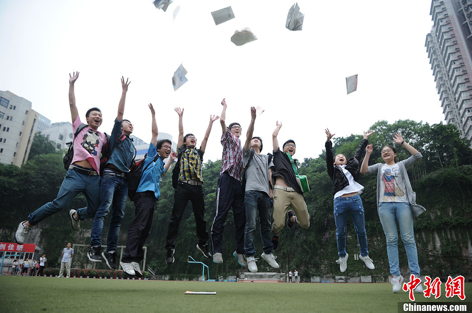 6月8日,重庆高考结束,考生抛书欢呼.
