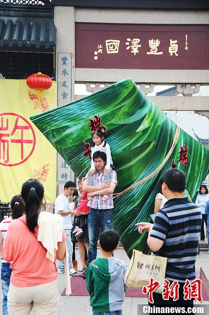 3米巨型粽子现身水乡周庄 游人追捧试比高