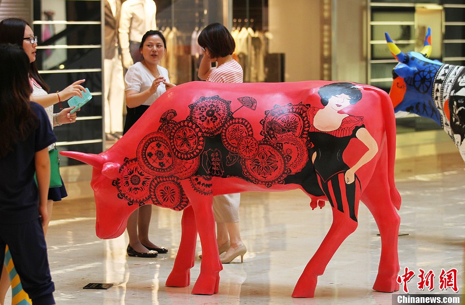 五颜六色彩绘牛亮相南京牛绘盛世