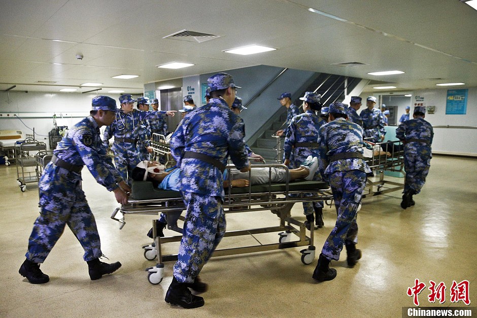 中国"和平方舟"医院船恶劣海况中灾难救援演练