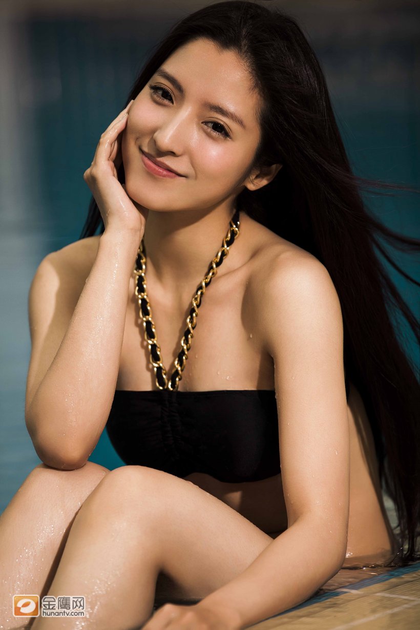 潘辰泳装写真突破尺度 大方自然演绎别样性感