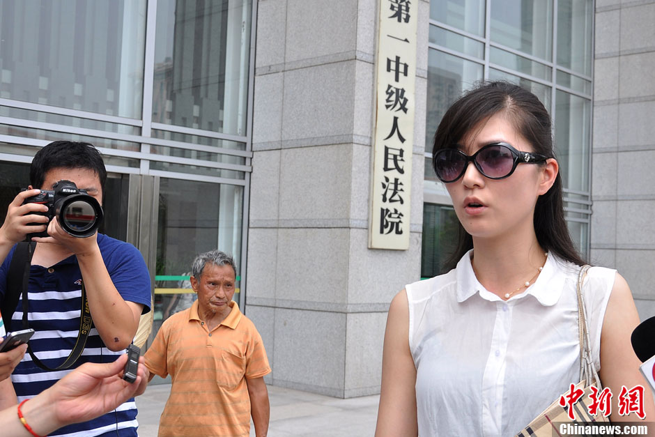 雷政富不雅视频"躺枪"女模赴重庆 现身庭外证清白