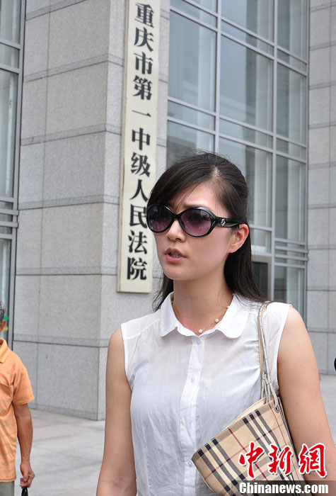 雷政富不雅视频"躺枪"女模赴重庆 现身庭外证清白