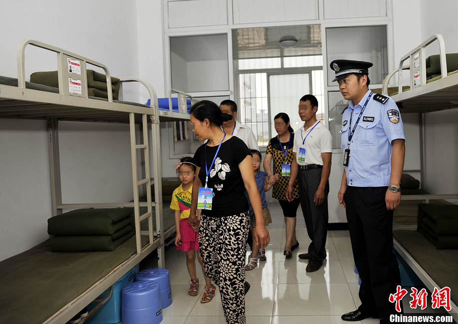 四川省雷马屏监狱开展万母父进监教子活动