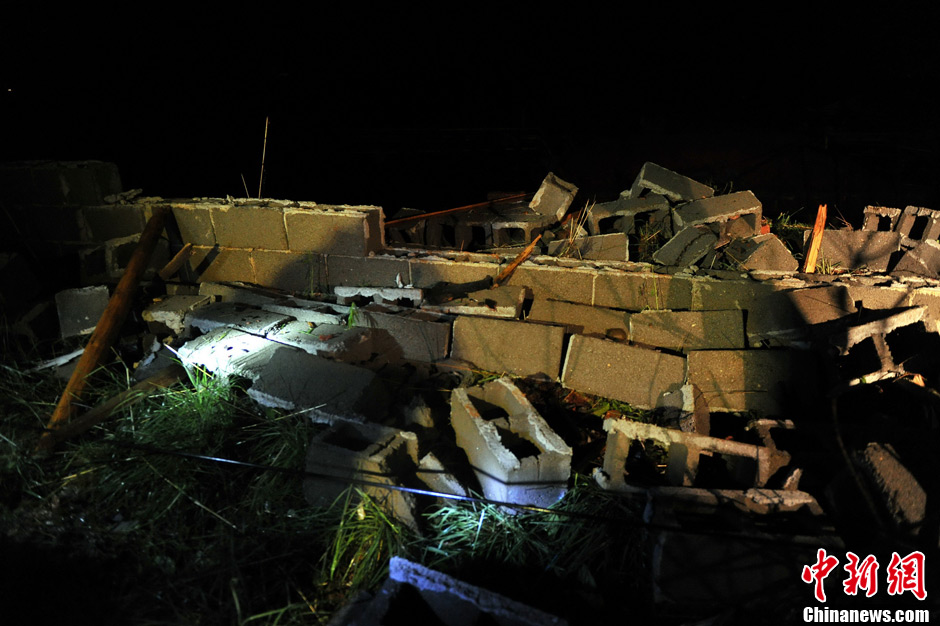 江西抚州烟花厂爆炸现场:墙倒屋塌一片狼藉