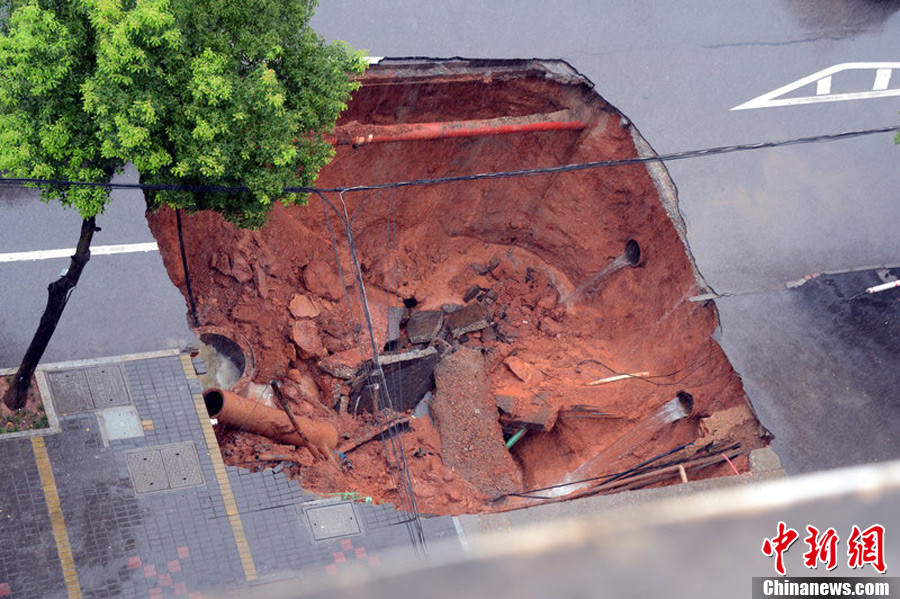 湖南湘潭一道路发生塌陷地面现50平米大洞
