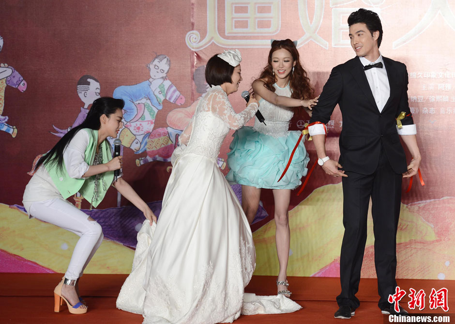《粉红女郎》发布会 阿雅现场"逼婚"锦荣