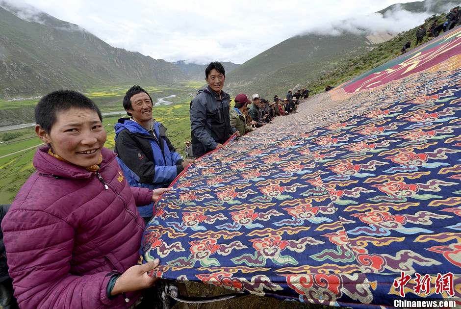 6月28日,长120米,宽85米,总面积10200平方米的直贡噶举金锦宝串唐卡在