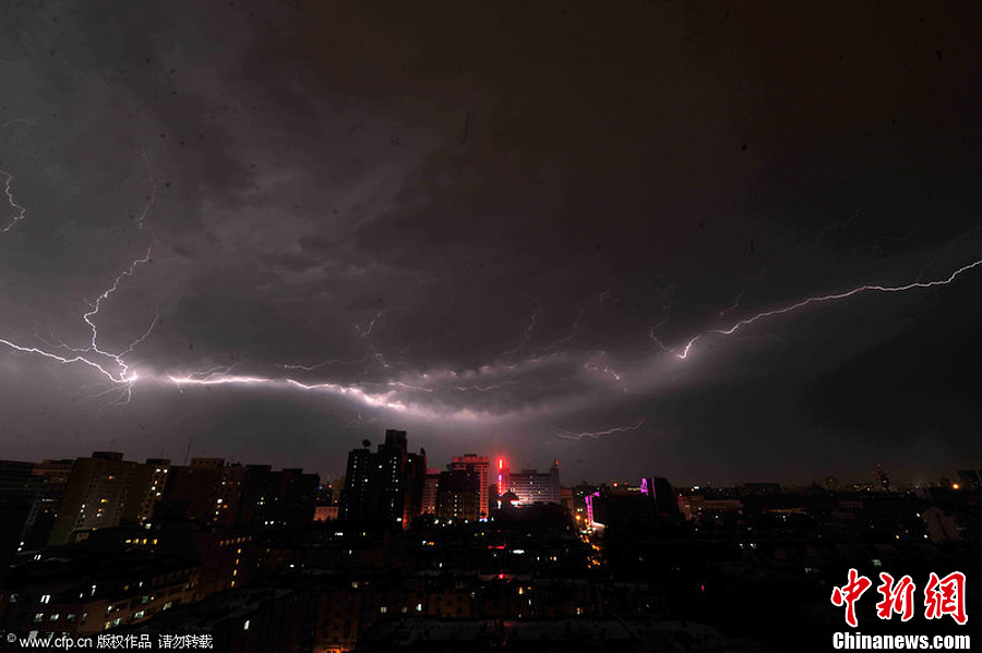 北京遭遇雷雨天气 闪电划破夜空